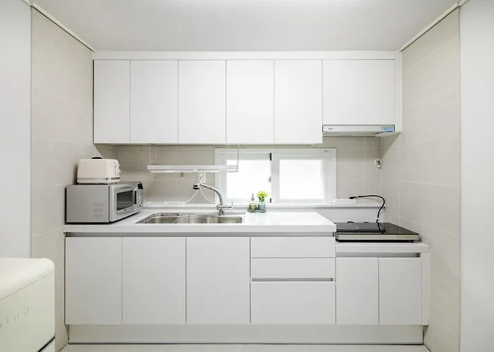 Near Sinchon & Ewha Univ Station - 3 Bedroom & 4 Qbeds, Max 8, Free Bag Storage 아파트 서울특별시