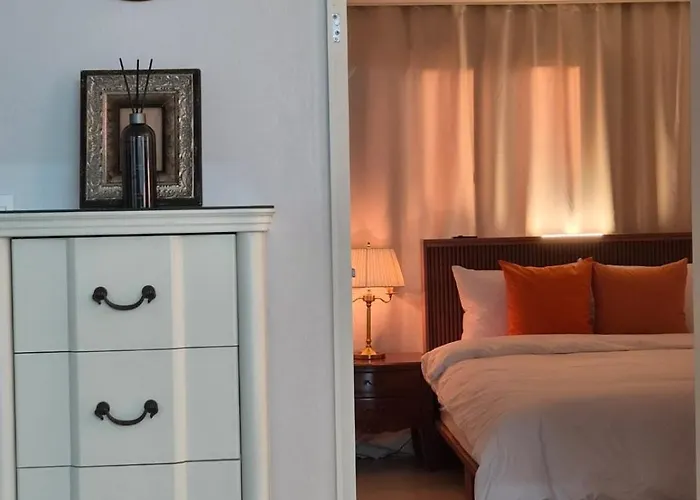 Near Sinchon & Ewha Univ Station - 3 Bedroom & 4 Qbeds, Max 8, Free Bag Storage
