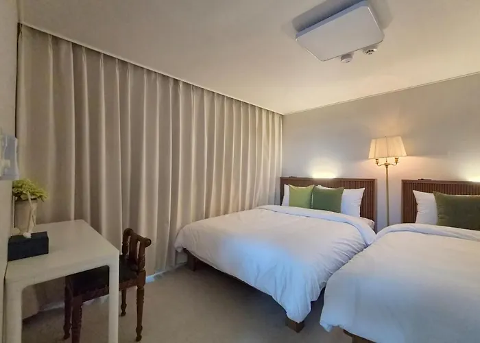 Near Sinchon & Ewha Univ Station - 3 Bedroom & 4 Qbeds, Max 8, Free Bag Storage 아파트