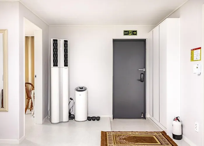 Near Sinchon & Ewha Univ Station - 3 Bedroom & 4 Qbeds, Max 8, Free Bag Storage 아파트