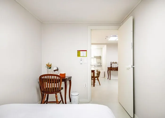 Near Sinchon & Ewha Univ Station - 3 Bedroom & 4 Qbeds, Max 8, Free Bag Storage 아파트 서울특별시