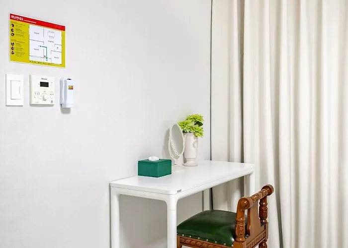 Near Sinchon & Ewha Univ Station - 3 Bedroom & 4 Qbeds, Max 8, Free Bag Storage * 서울특별시