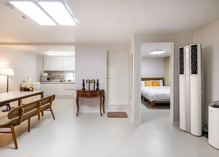 아파트 Near Sinchon & Ewha Univ Station - 3 Bedroom & 4 Qbeds, Max 8, Free Bag Storage