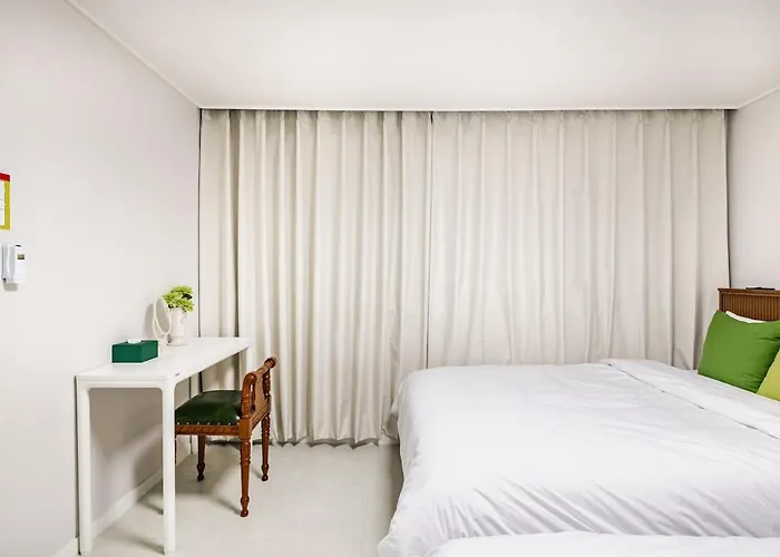 Near Sinchon & Ewha Univ Station - 3 Bedroom & 4 Qbeds, Max 8, Free Bag Storage *