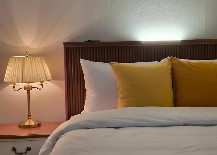 Near Sinchon & Ewha Univ Station - 3 Bedroom & 4 Qbeds, Max 8, Free Bag Storage * 서울특별시