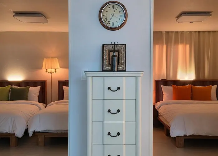 Near Sinchon & Ewha Univ Station - 3 Bedroom & 4 Qbeds, Max 8, Free Bag Storage *