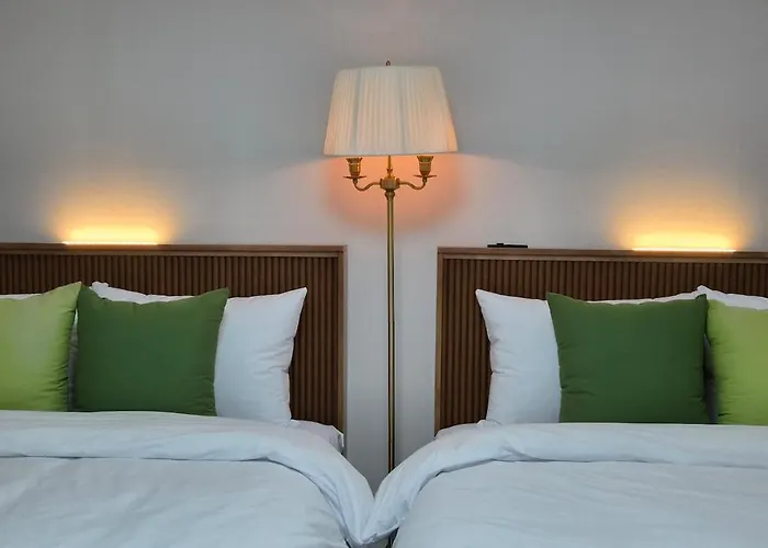 Near Sinchon & Ewha Univ Station - 3 Bedroom & 4 Qbeds, Max 8, Free Bag Storage 서울특별시