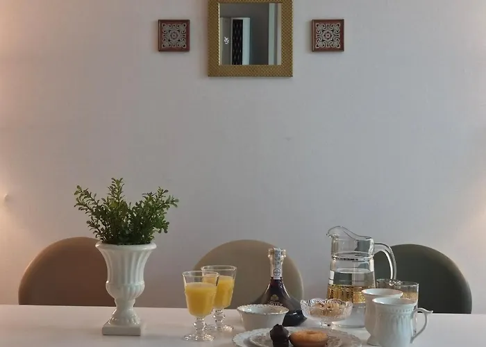 Near Sinchon & Ewha Univ Station - 3 Bedroom & 4 Qbeds, Max 8, Free Bag Storage *