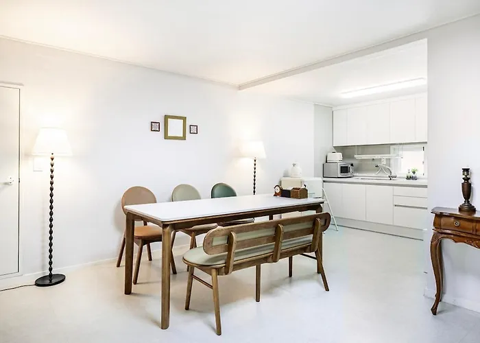 Near Sinchon & Ewha Univ Station - 3 Bedroom & 4 Qbeds, Max 8, Free Bag Storage * 서울특별시