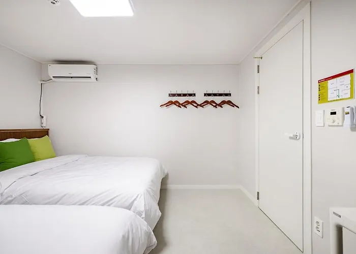 아파트 Near Sinchon & Ewha Univ Station - 3 Bedroom & 4 Qbeds, Max 8, Free Bag Storage *