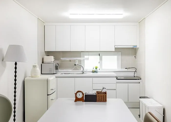 Near Sinchon & Ewha Univ Station - 3 Bedroom & 4 Qbeds, Max 8, Free Bag Storage 아파트 *