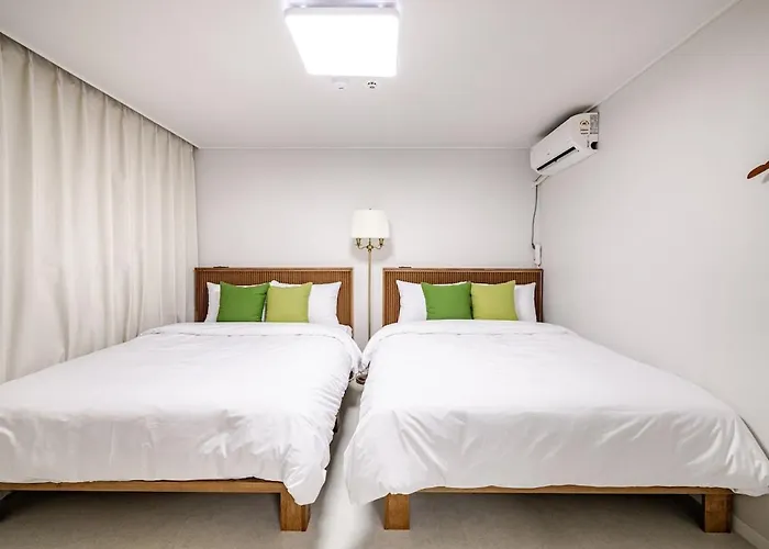 Near Sinchon & Ewha Univ Station - 3 Bedroom & 4 Qbeds, Max 8, Free Bag Storage *