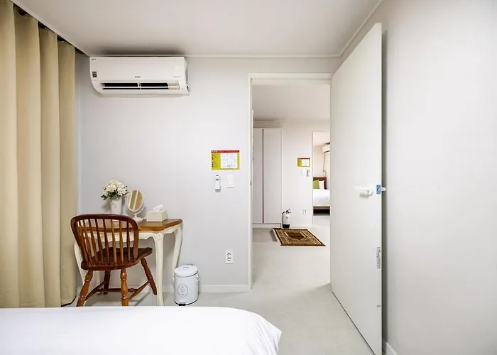 Near Sinchon & Ewha Univ Station - 3 Bedroom & 4 Qbeds, Max 8, Free Bag Storage 서울특별시