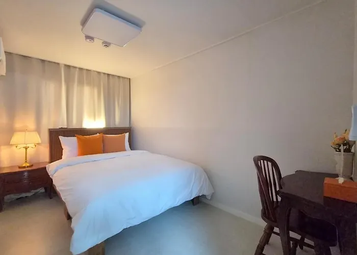 Near Sinchon & Ewha Univ Station - 3 Bedroom & 4 Qbeds, Max 8, Free Bag Storage