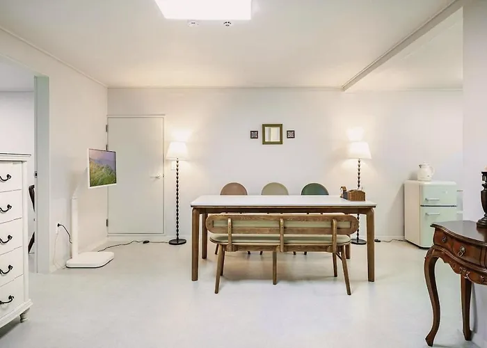 Near Sinchon & Ewha Univ Station - 3 Bedroom & 4 Qbeds, Max 8, Free Bag Storage *