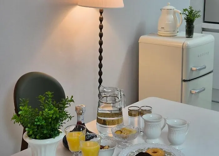 Near Sinchon & Ewha Univ Station - 3 Bedroom & 4 Qbeds, Max 8, Free Bag Storage *