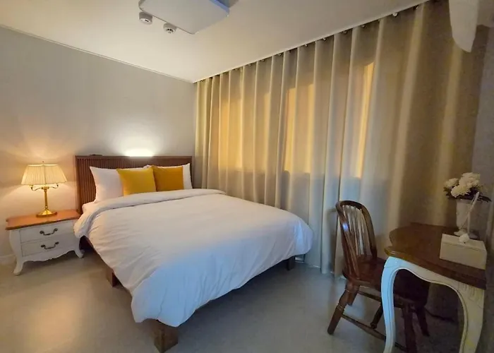 Near Sinchon & Ewha Univ Station - 3 Bedroom & 4 Qbeds, Max 8, Free Bag Storage 아파트 서울특별시