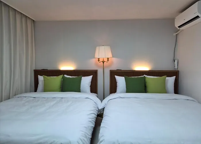 아파트 Near Sinchon & Ewha Univ Station - 3 Bedroom & 4 Qbeds, Max 8, Free Bag Storage *