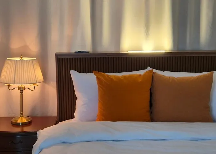 Near Sinchon & Ewha Univ Station - 3 Bedroom & 4 Qbeds, Max 8, Free Bag Storage 아파트 서울특별시