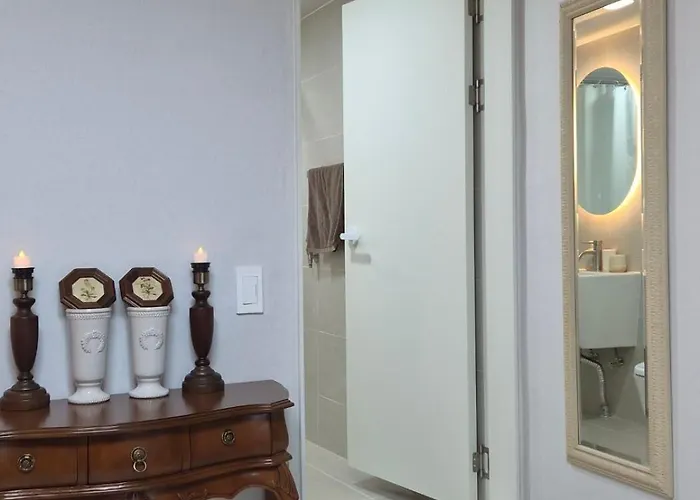 아파트 Near Sinchon & Ewha Univ Station - 3 Bedroom & 4 Qbeds, Max 8, Free Bag Storage