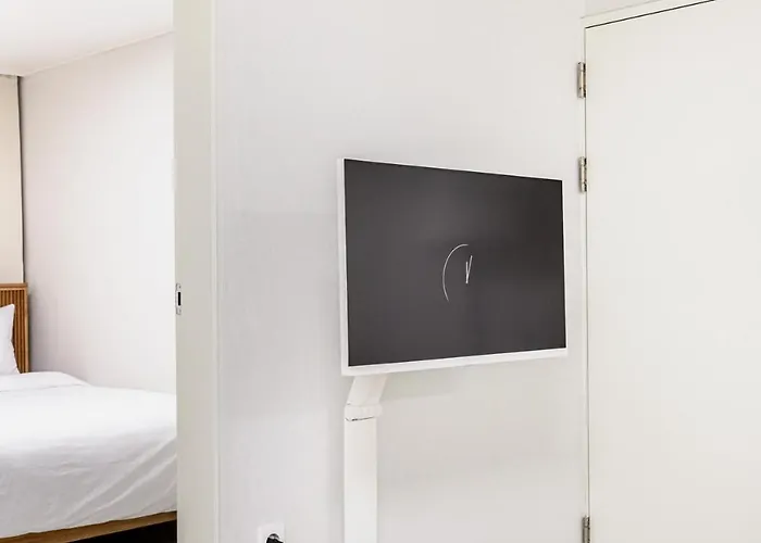 Near Sinchon & Ewha Univ Station - 3 Bedroom & 4 Qbeds, Max 8, Free Bag Storage 서울특별시