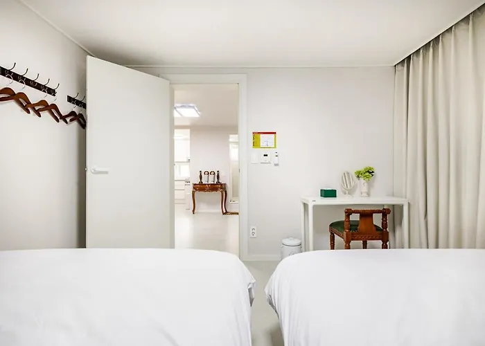 Near Sinchon & Ewha Univ Station - 3 Bedroom & 4 Qbeds, Max 8, Free Bag Storage 아파트