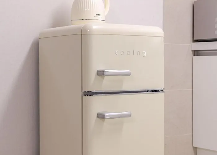 Near Sinchon & Ewha Univ Station - 3 Bedroom & 4 Qbeds, Max 8, Free Bag Storage *