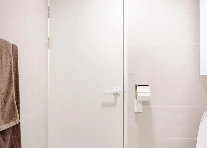 Near Sinchon & Ewha Univ Station - 3 Bedroom & 4 Qbeds, Max 8, Free Bag Storage 서울특별시