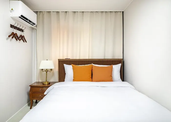Near Sinchon & Ewha Univ Station - 3 Bedroom & 4 Qbeds, Max 8, Free Bag Storage * 서울특별시